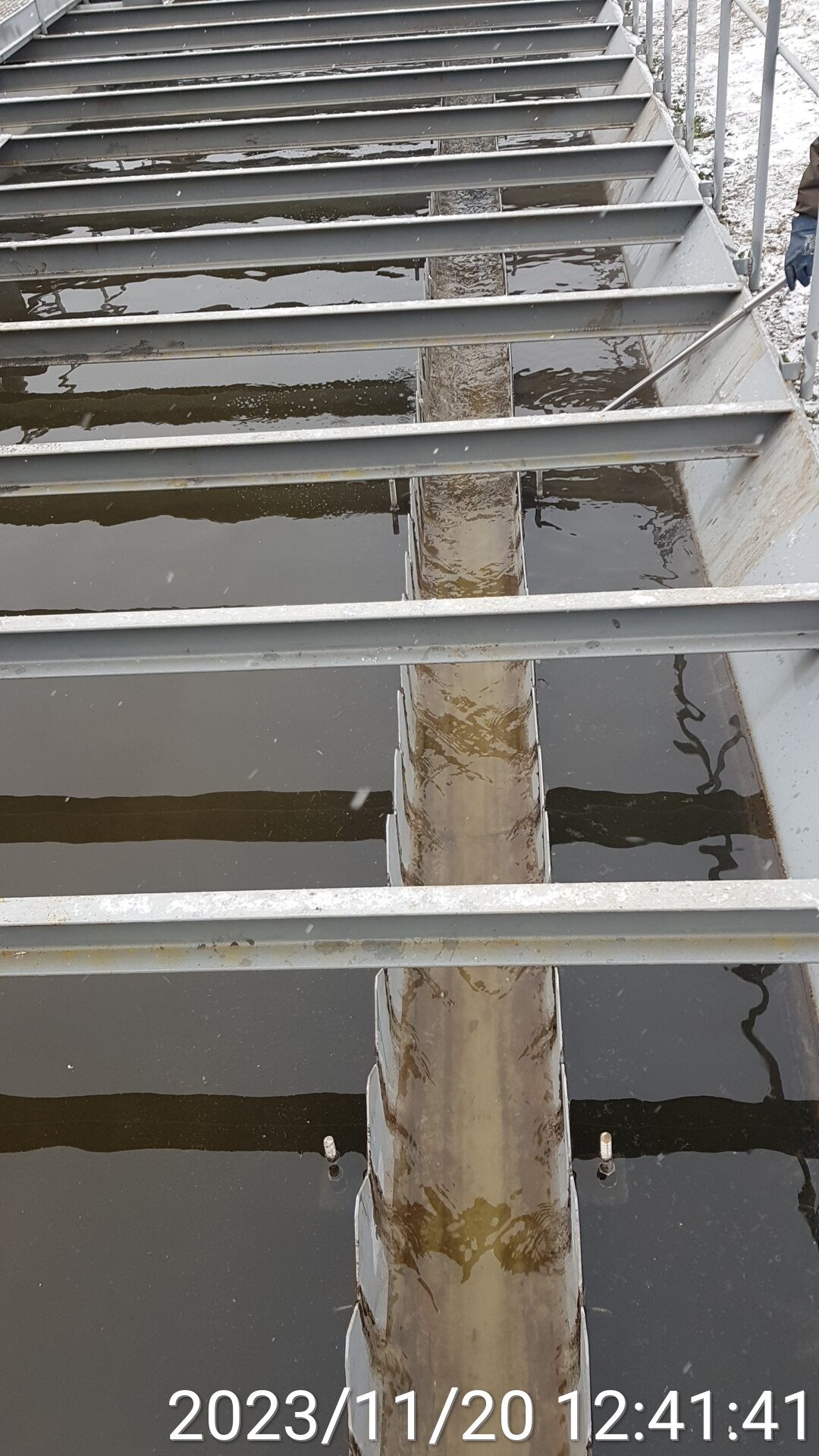 Снижение мутности очищенной воды после формирования хорошо оседающих хлопьев активного ила